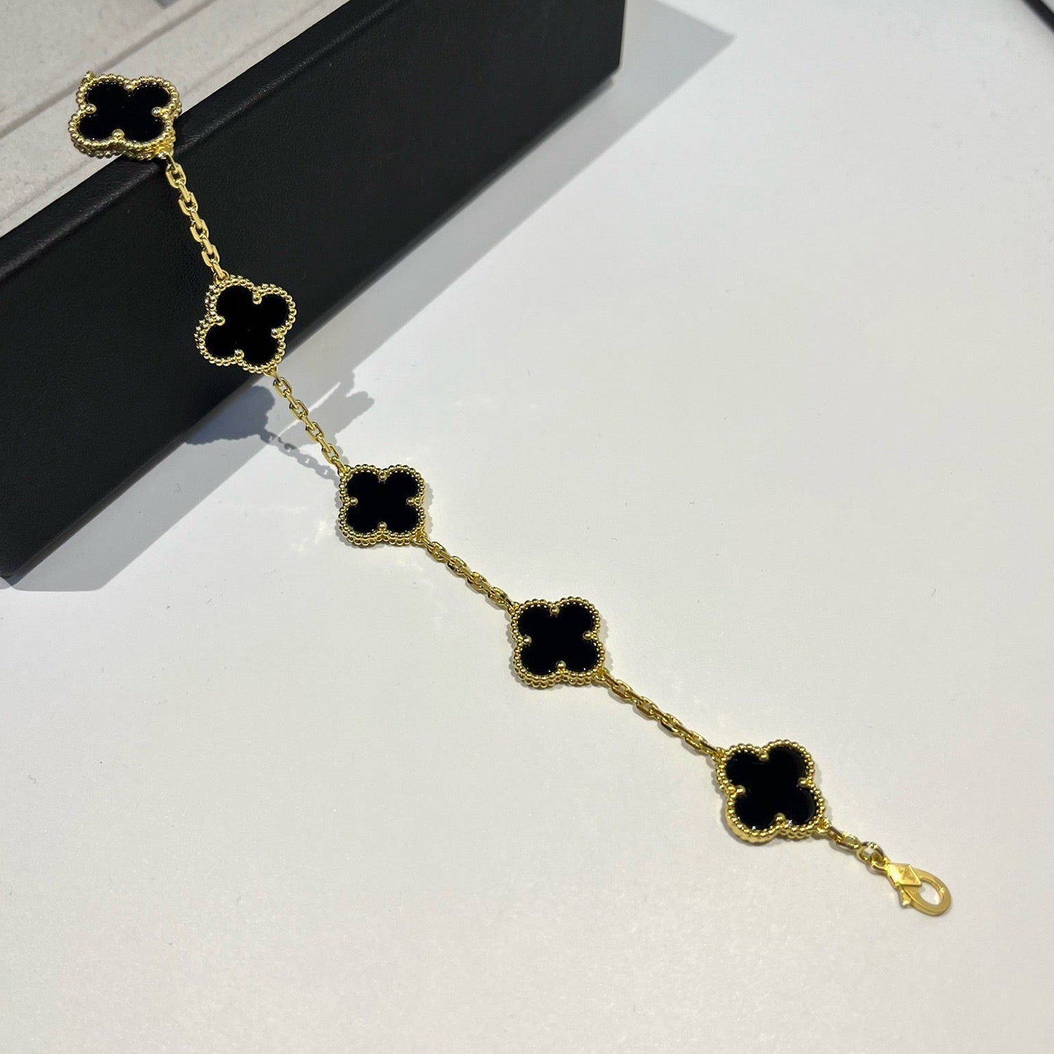 VCA CLOVER 5 MOTIF ONYXS BRACELET COLLECTION