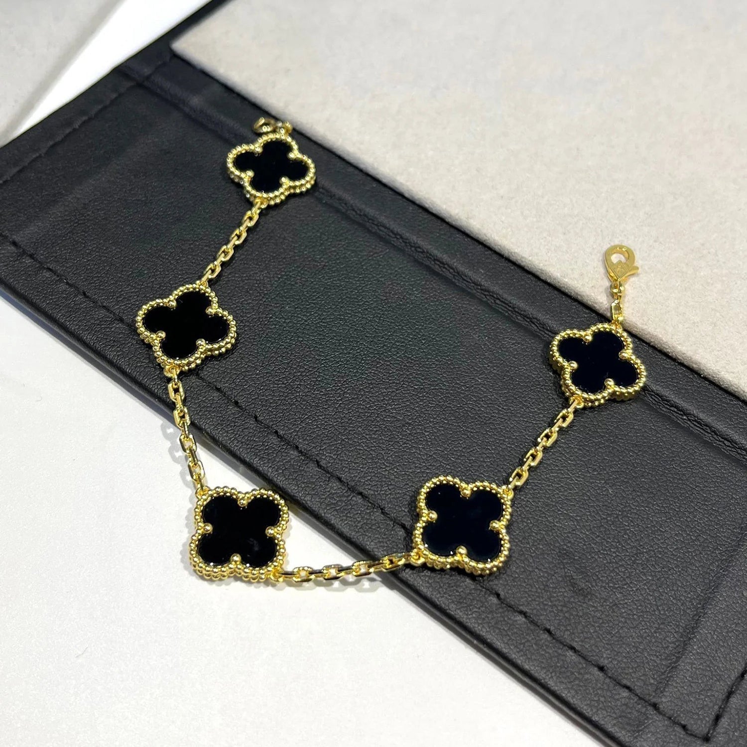 VCA CLOVER 5 MOTIF ONYXS BRACELET COLLECTION