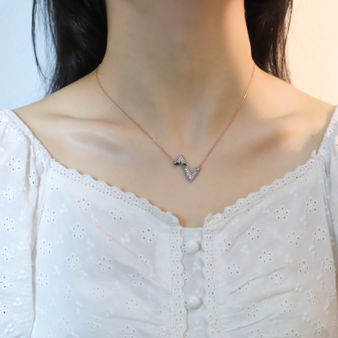 LOUIS VUITTON VOLT SILVER DIAMOND PEDANT NECKLACE