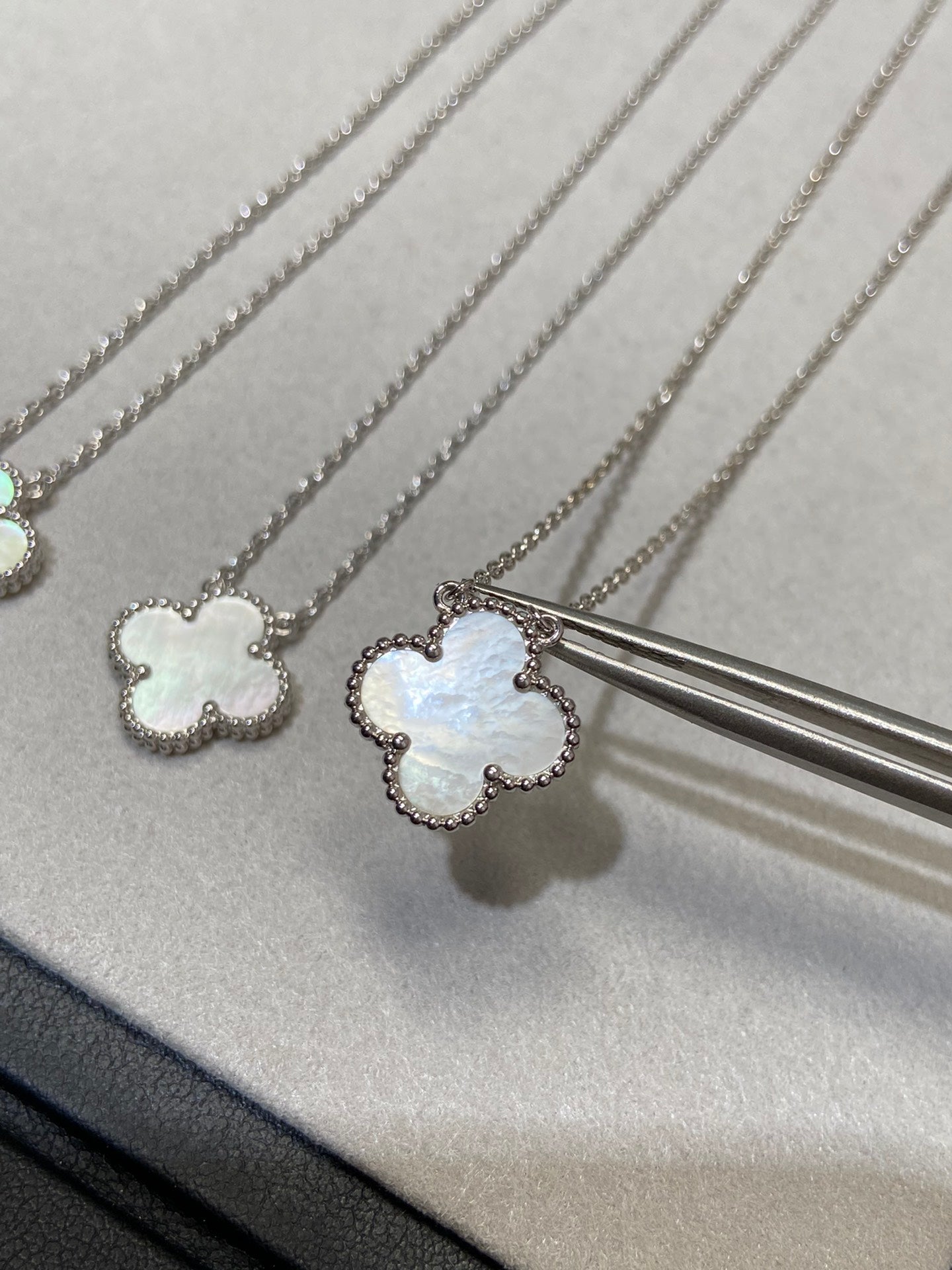 VCA CLOVER MEDIUM SILVER WHITE MOP NECKLACE