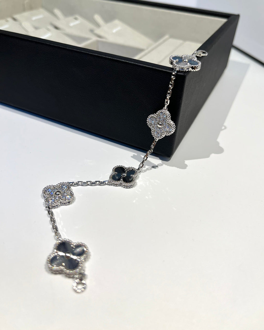 VCA CLOVER 5 MOTIF LASER BRACELET COLLECTION